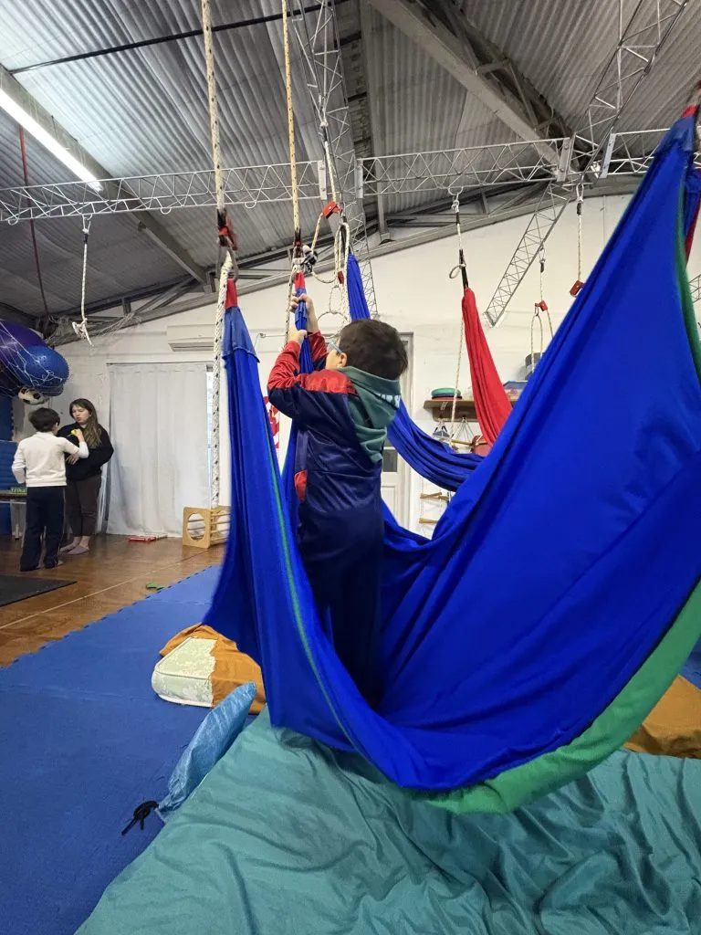 Niño participando de una actividad de movimiento en un espacio terapéutico.